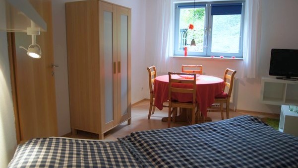 Groes Zimmer vom Doppelbett